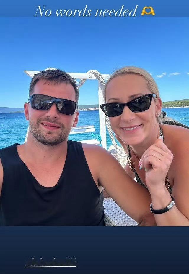 女球迷与东契奇的合影，看着脸瘦了一圈，胳膊也细了一圈👀艾顿加盟湖人 ​​​