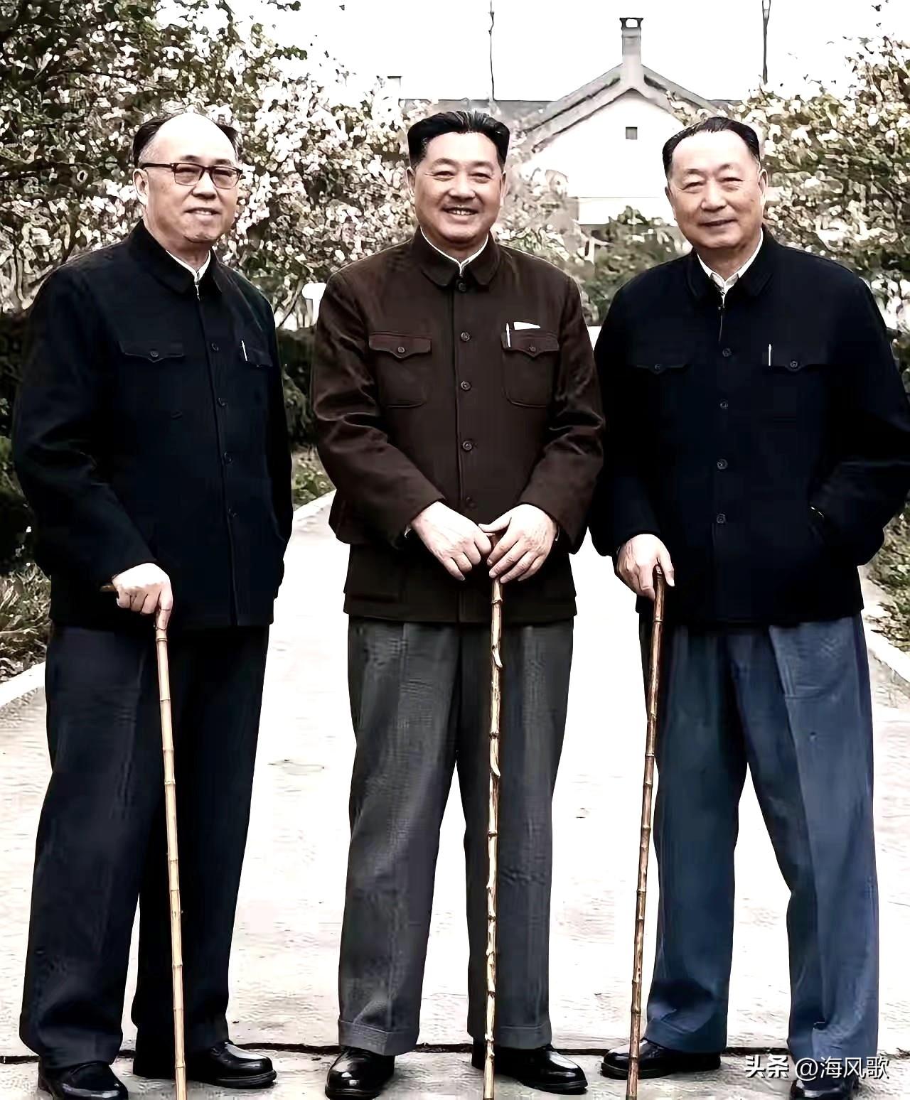 三位开国元帅珍贵照片
从左至右，分别为：罗荣桓元帅、贺龙元帅、聂荣臻元帅。 ​​