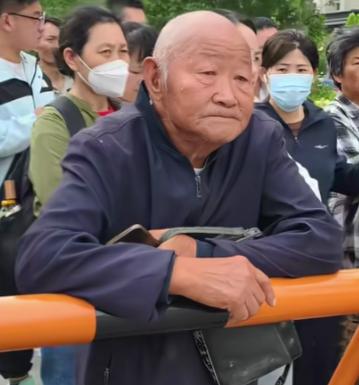 “破防了！”山东成武，77岁爷爷高考考场外等候。孙子3岁起失去妈妈，爷爷独自将他