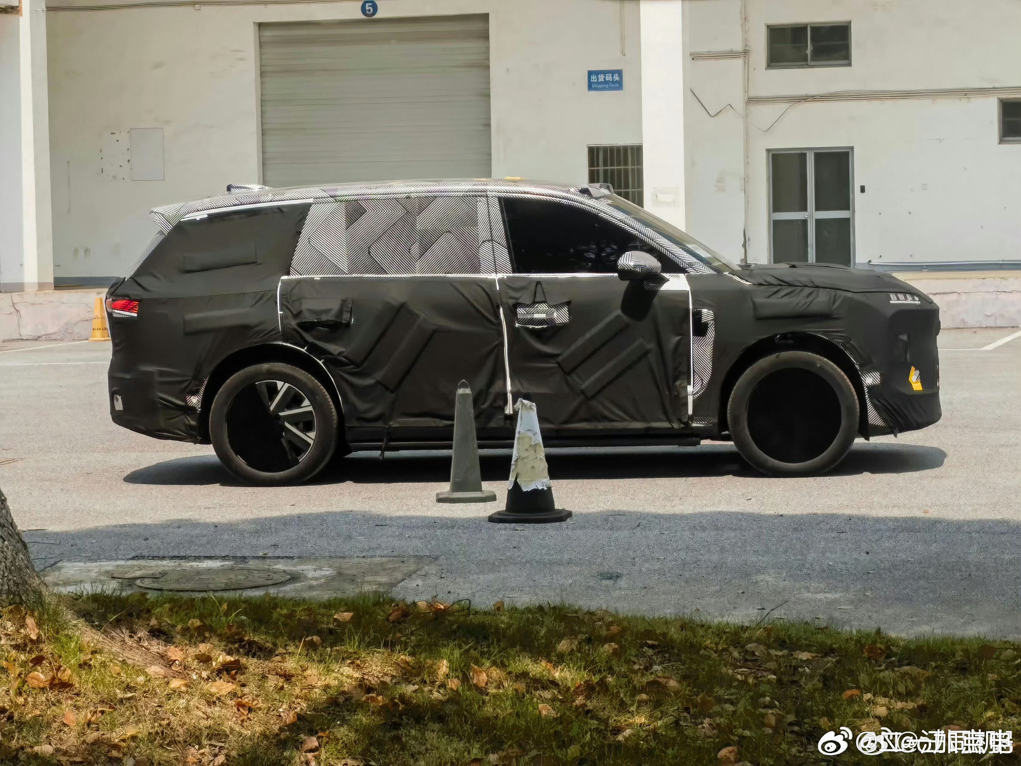 这才是蔚来的新旗舰suv，es9肉眼可见的比es8大一圈。你们说会跟et9那样定