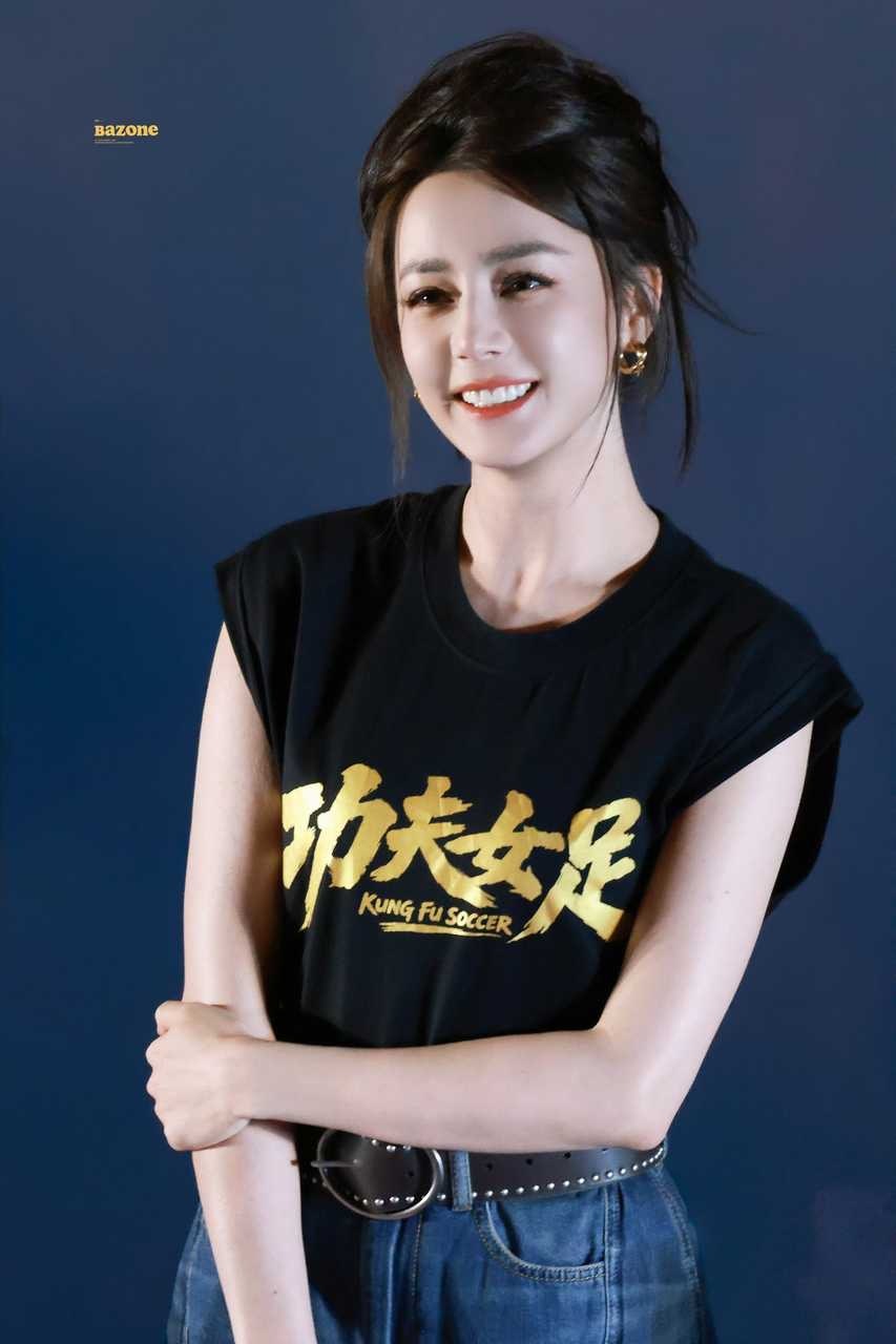 投稿【迪丽热巴】超级明媚的大明星🤓周星驰说迪丽热巴付出了很多
