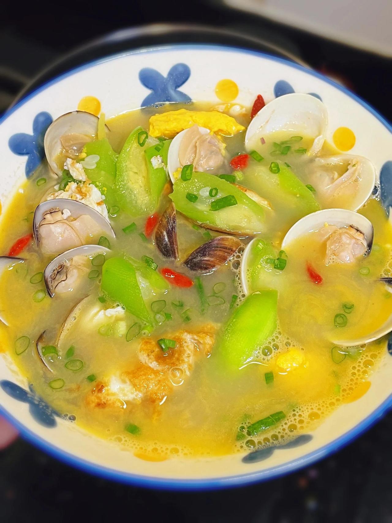 强烈建议!晚饭就喝这碗汤！
       夏天就是吃各种瓜的季节，西瓜、冬瓜、黄