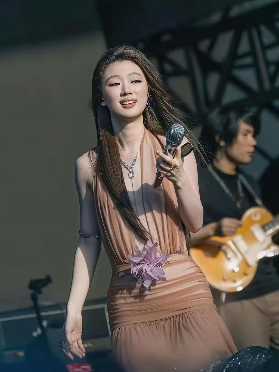 单依纯这唇形，不做唇模是不是可惜了？ 