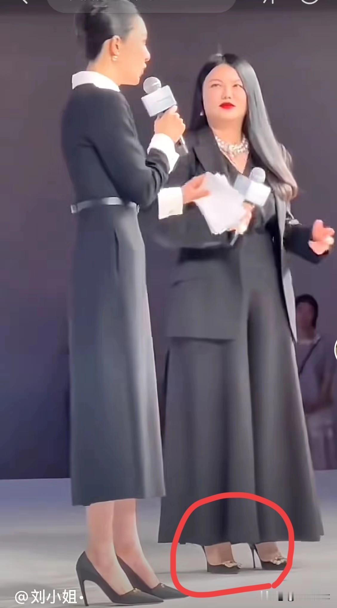 我真是奇了怪了？
为什么都在心疼李湘的高跟鞋？我觉得应该心疼的是
地板才对。
