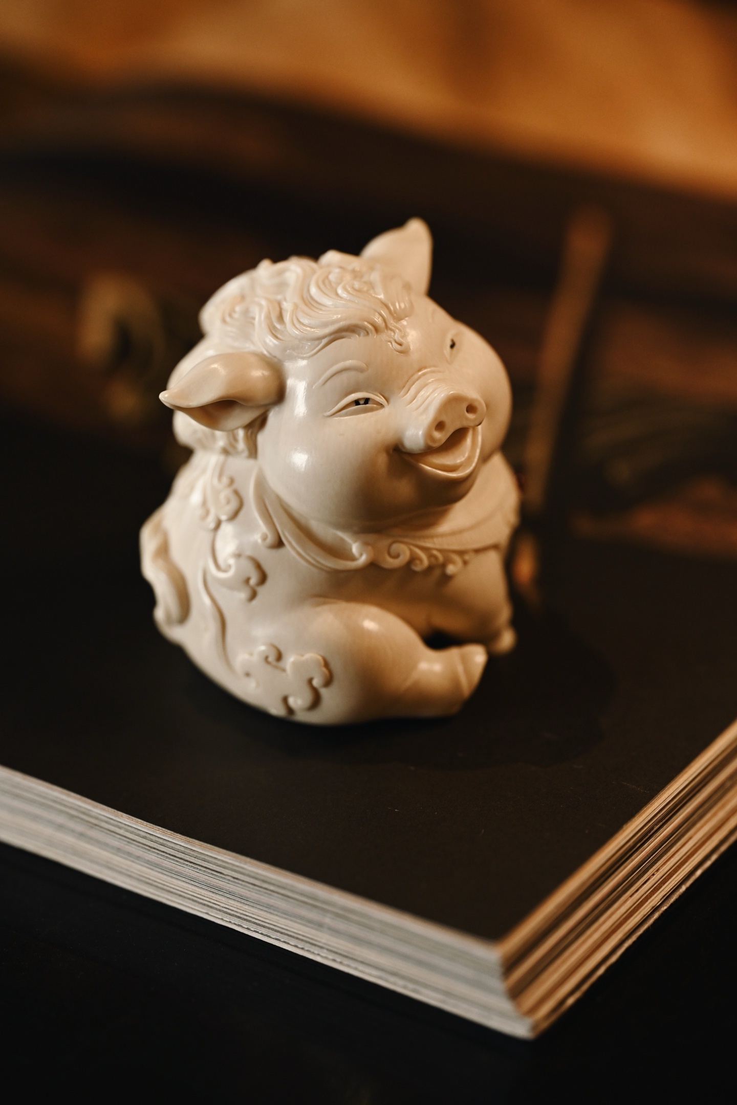 猛犸 | 福猪猪雕刻细腻生动，福猪体态丰腴圆润，憨态可掬，笑口大开，眉眼弯成新月