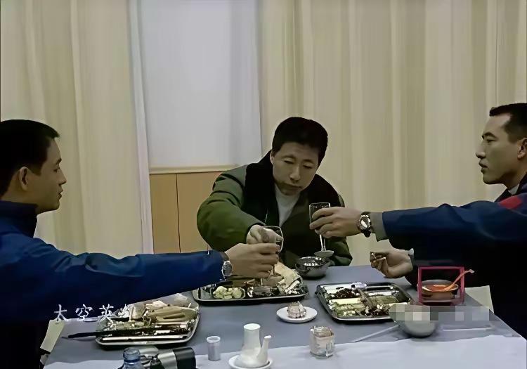2003年杨利伟等三人出征前的照片，吃得很简单，没有大鱼大肉，不像某些人一点小事