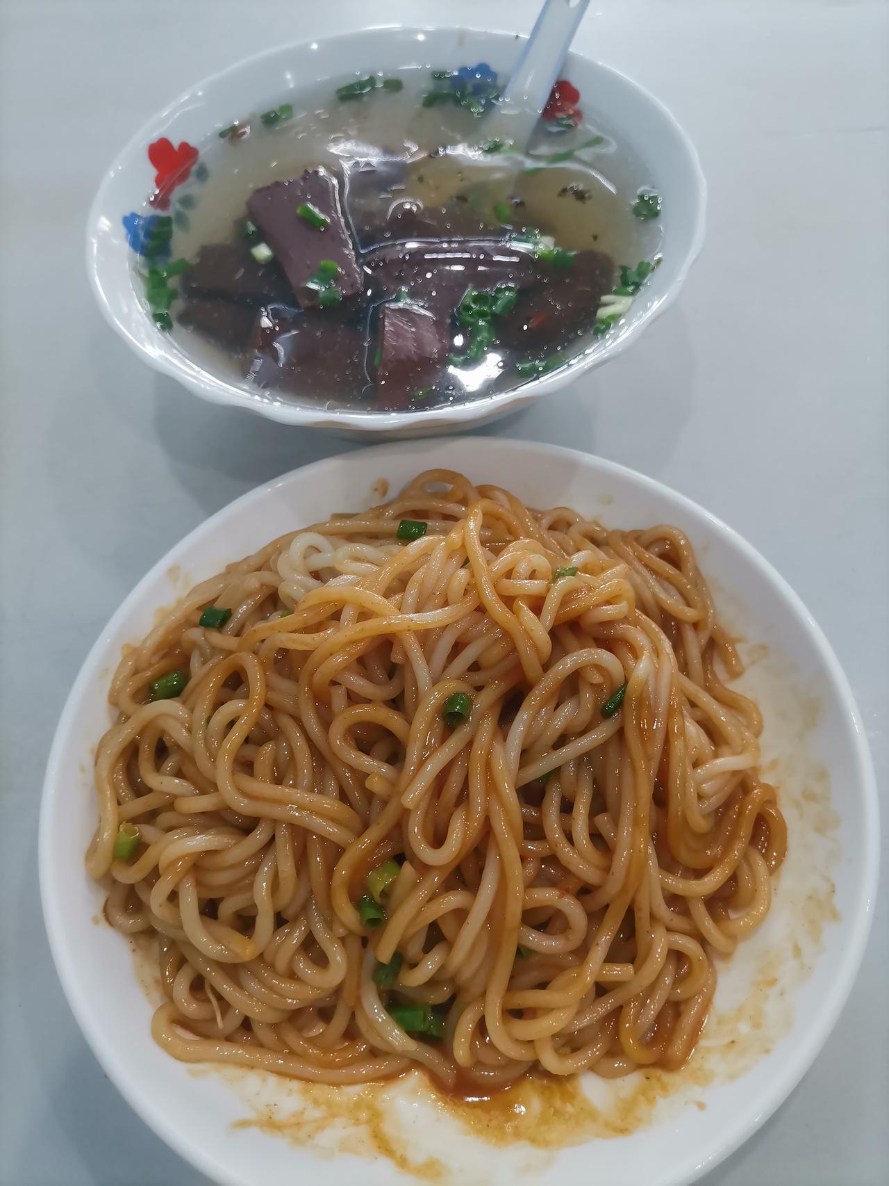 吃早餐，尚干拌粉干、猪血汤[爱慕][爱慕][爱慕]
吃早餐，尚干拌粉干配猪血汤简