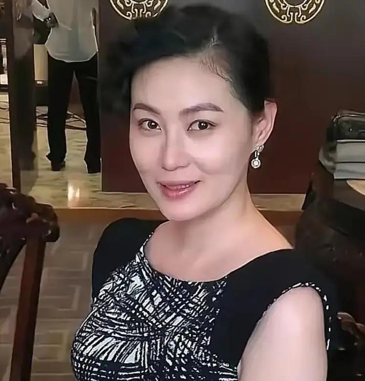 王思懿在直播间泡金骏眉，顺手把潘金莲的旧事当段子讲，笑得眼角褶子堆成王婆同款。