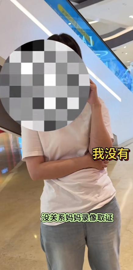 商场惊魂！宝妈遭遇荒唐指控，夫妻联手力挽狂澜[玫瑰]

在繁华的厦门街头，一场令