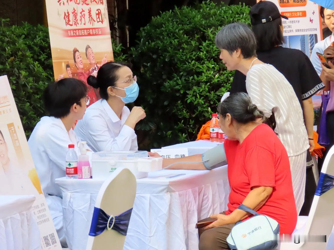 为老年人送温暖，传递爱与关怀
宁波波城社区义诊