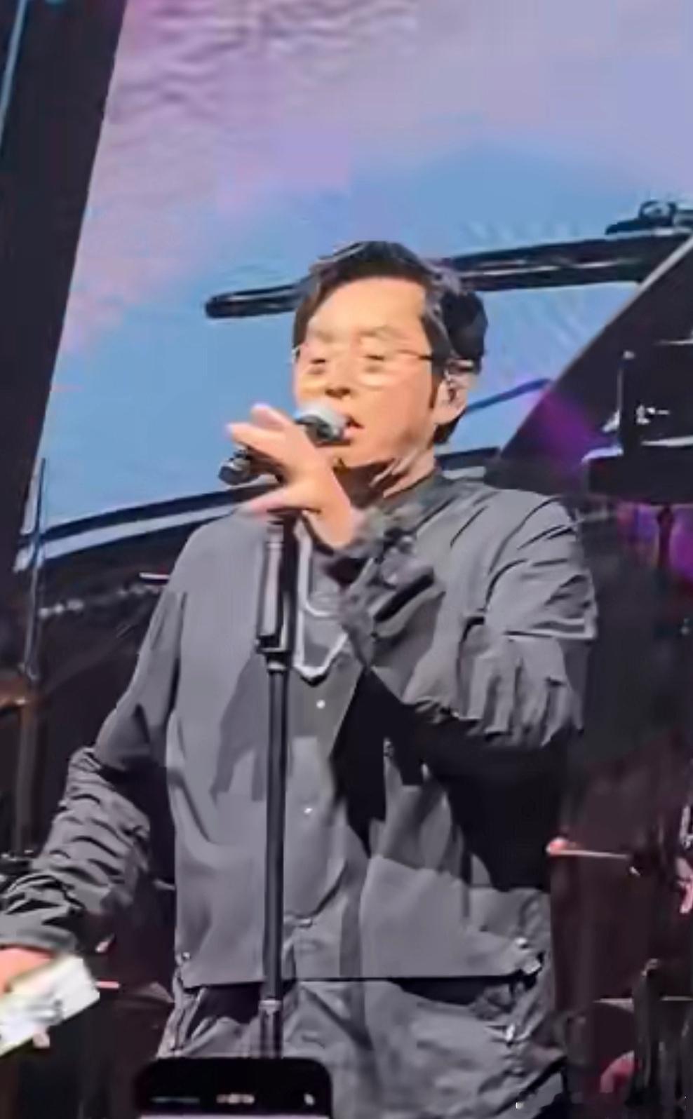 谭咏麟75岁正是当爱豆的年纪从开场到结束，谭咏麟几乎没有休息，金曲一首接一首，舞