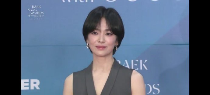 百想红毯 宋慧乔出席第61届百想艺术大赏 红毯，短发的宋慧乔好干练[爱慕]宋慧乔