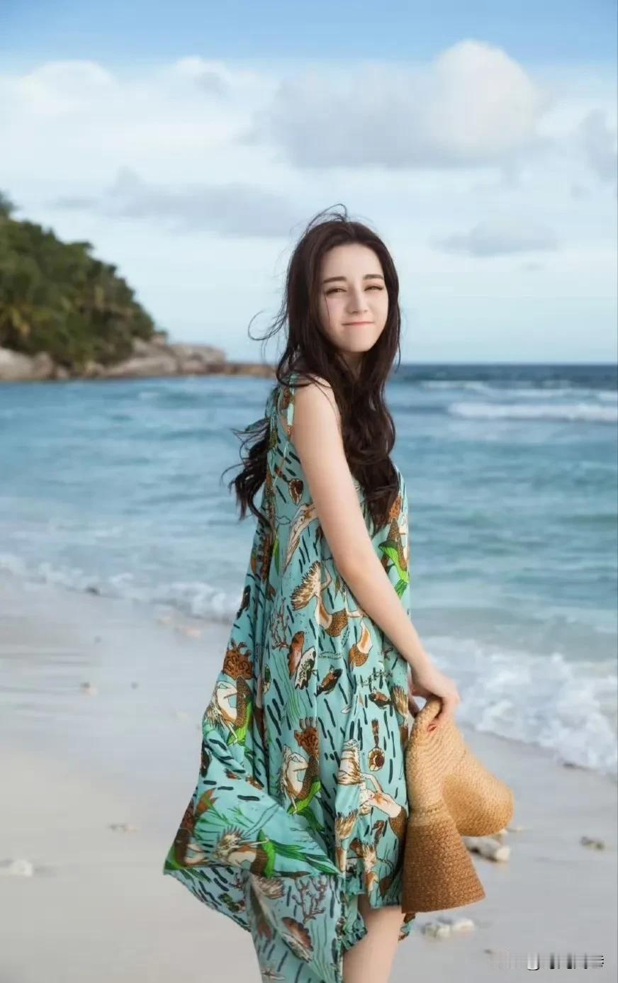海滩上的迪丽热巴，快乐的像个孩子。