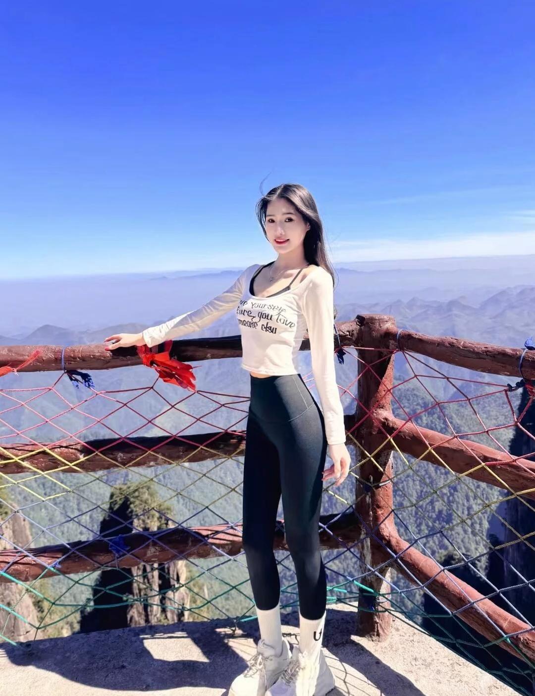 打卡绝美山景，少女心满满的一天！🌿💕