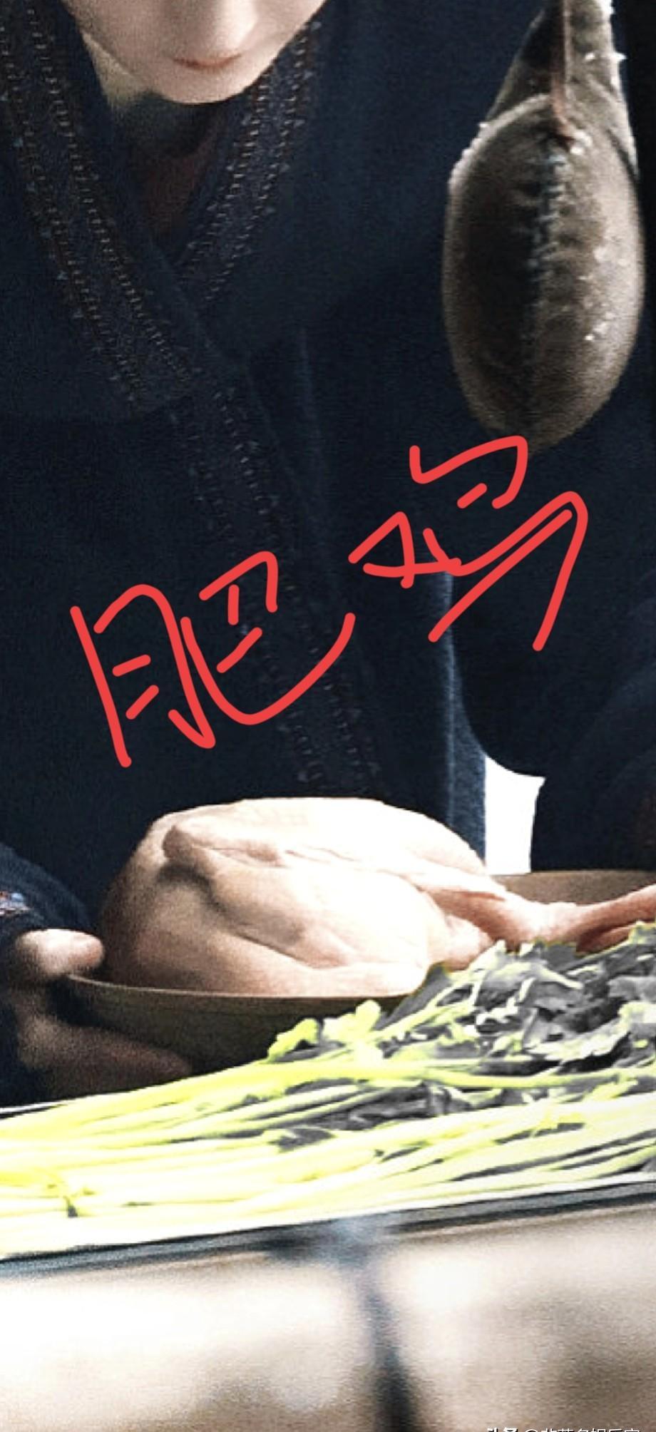 杨幂演冯太后，第一场戏就把我震住了。
她捧着一碗黍米，手指冻得通红，指甲缝里全是