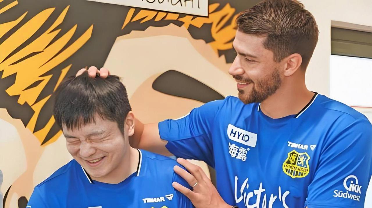 樊振东是多受欢迎？无论是男女球手，都用不同的方式，表达着对小胖的肯定与尊重。
 