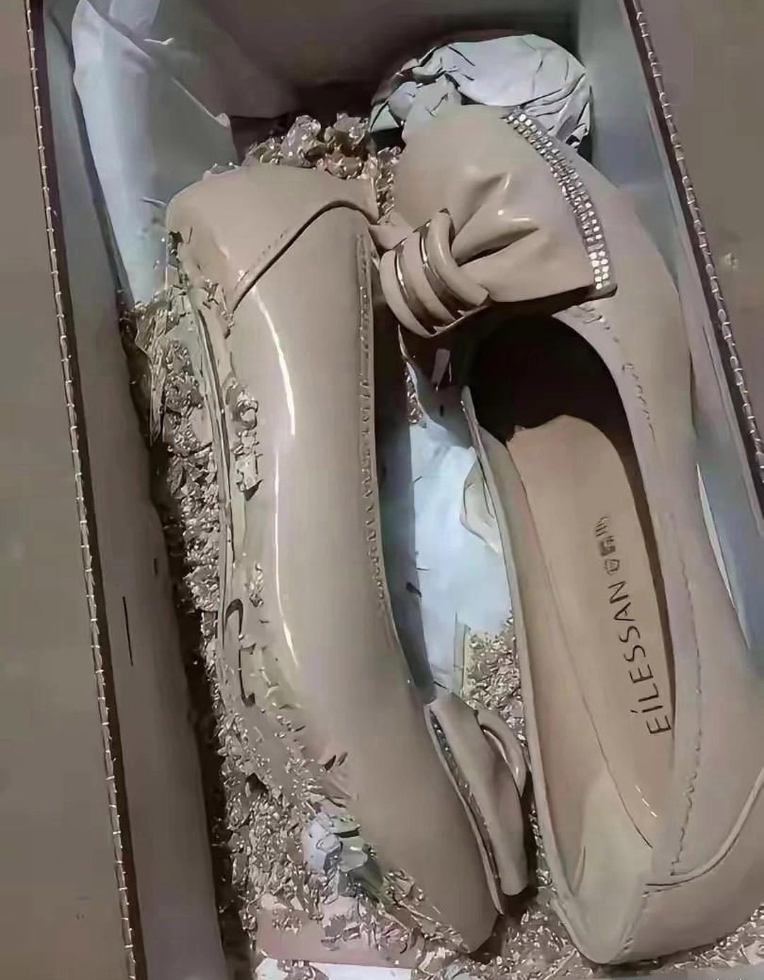 去年买的鞋，今年开春一拿出来就成这样了这质量真的会谢…请问有一年无理由退货吗😭