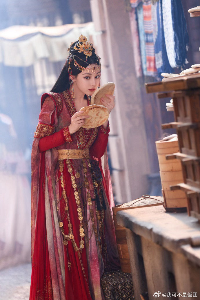 迪丽热巴用嘴打包香菜迪丽热巴怎么用嘴打包香菜 被迪丽热巴吃香菜可爱到！嘴巴塞得鼓