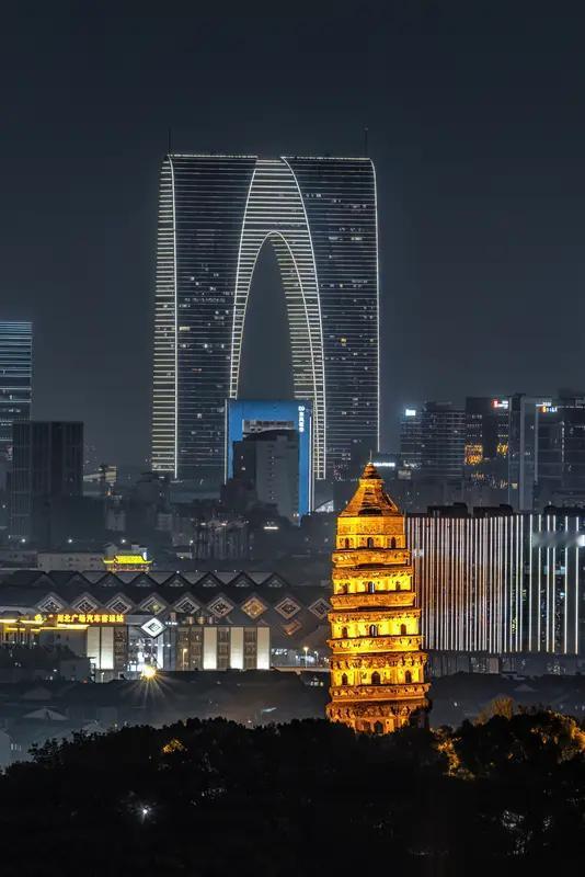 “上有天堂，下有苏杭”，苏州，这颗闪耀在江南的明珠，拥有园林、太湖、丝绸、水网等