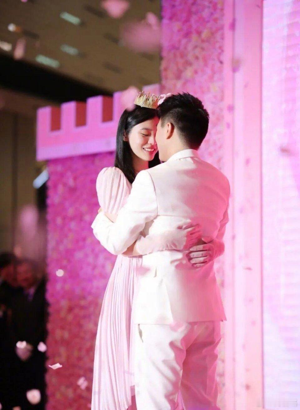 奚梦瑶在法国补办婚礼，伴手礼尽显奢华，6岁儿子4岁女儿或当花童， 