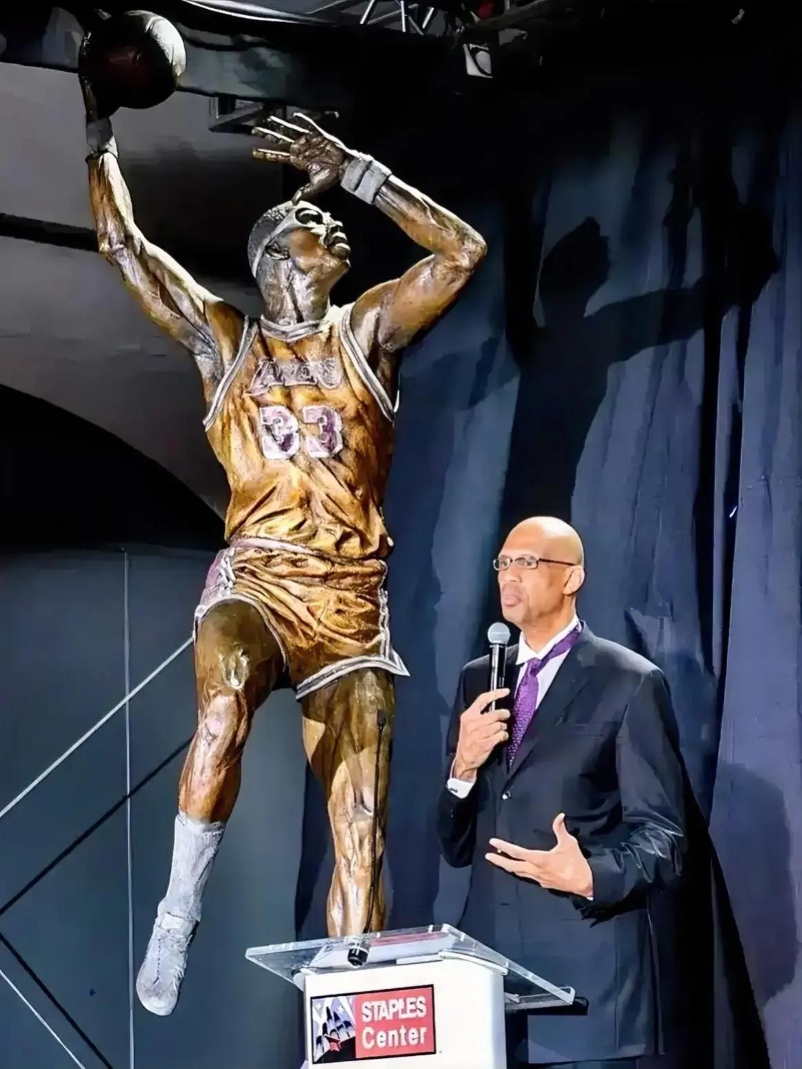 满打满算，NBA现役球员中，有资格筑立铜像的球员仅有以下这10位：

1、斯蒂芬