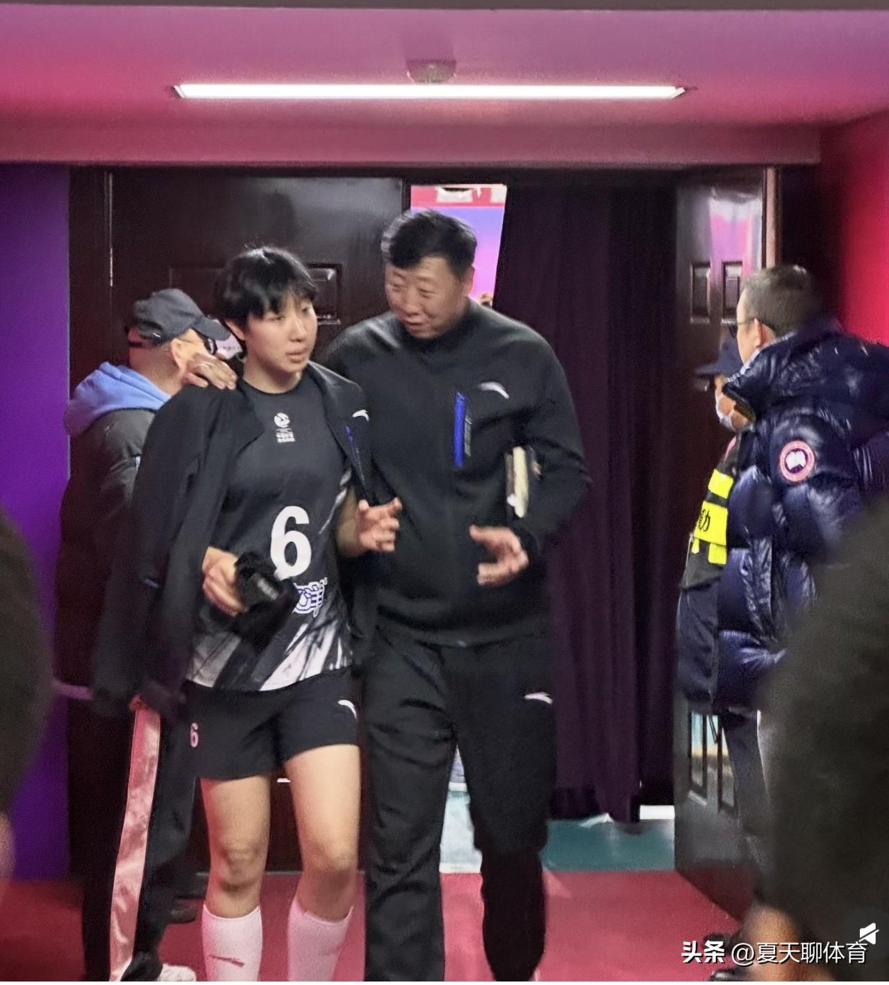 董禹含都快哭了，昨天晚上北京女排输球后，情绪非常低落，北京队的教练一直在安慰她，