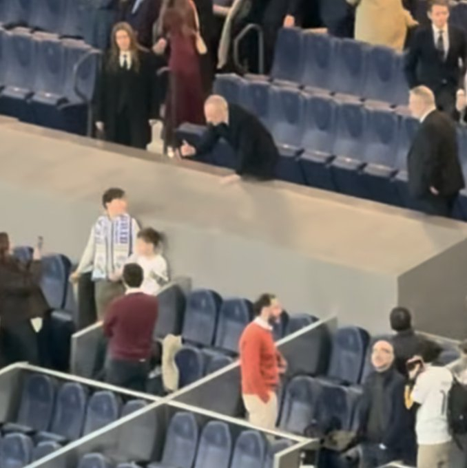 昨天比赛结束后，佛爷停留了一会儿和一些年轻球迷合影🤍 皇马