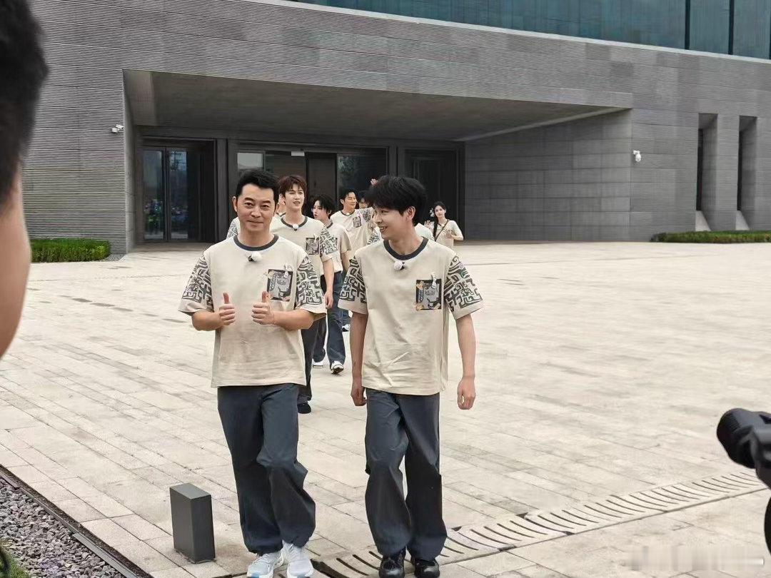 奔跑吧安阳路透这几张好近啊啊啊啊 