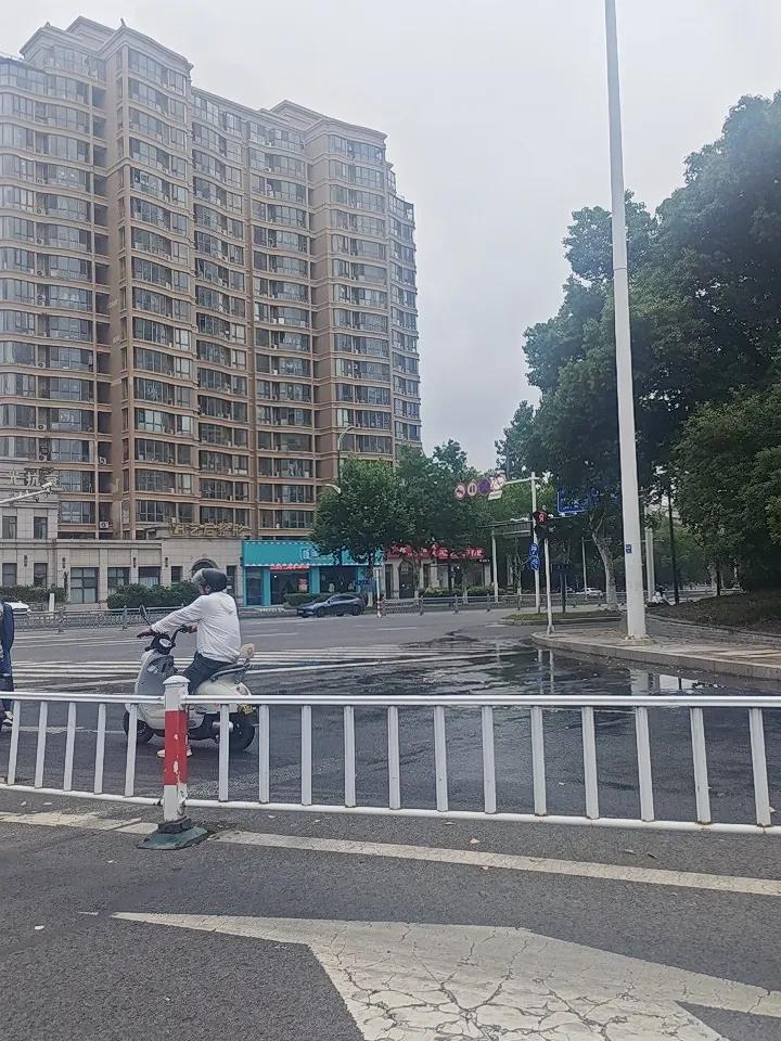 月薪六千打工人才懂，真正消耗人的从不是加班
 
早上七点挤公交，晚上八点出公司，