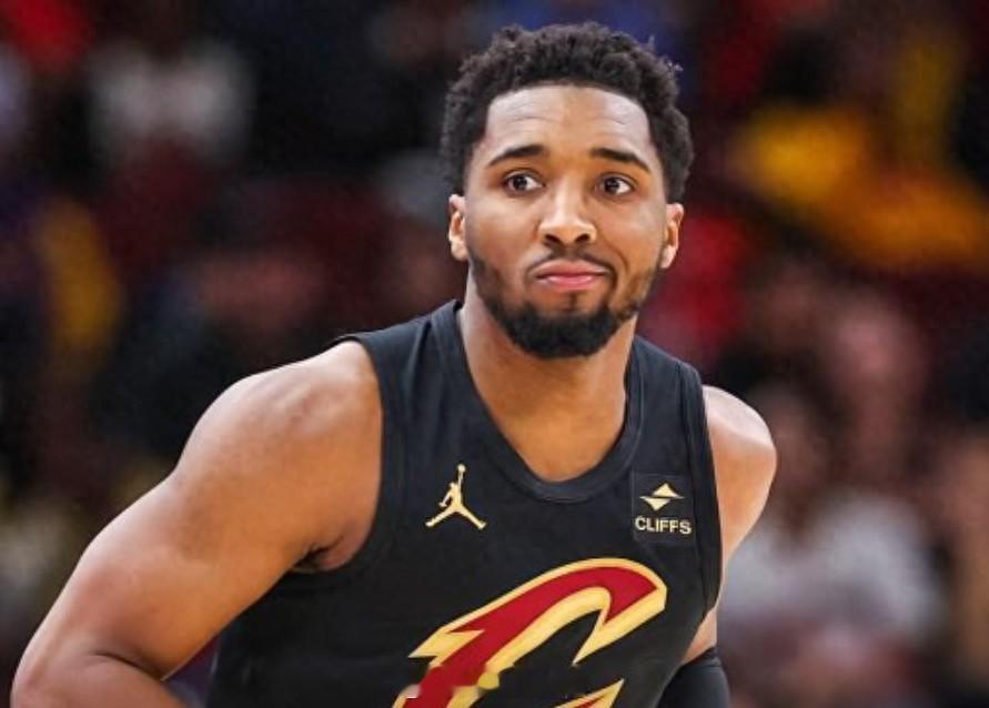 #米切尔提前续约骑士# 北京时间7月2日，NBA名记Woj透露，现年27岁的全明