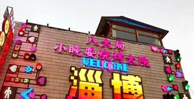 清明假期第一天，淄博八大局市场涌进10万人。

三年前在这儿排队买炒锅饼的大学生