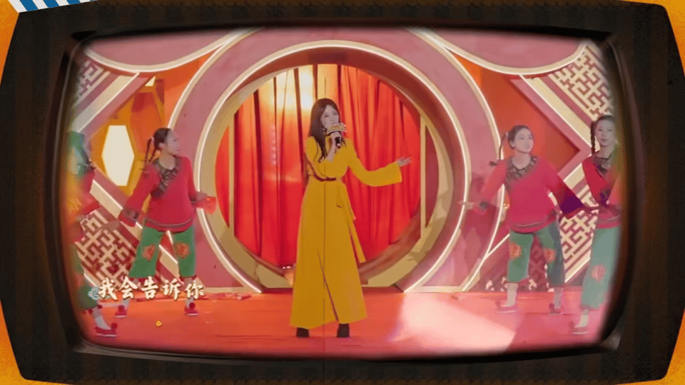 祝绪丹复刻杨钰莹31年前春晚舞台 祝绪丹复刻的不只是服装，更是那个年代的氛围。温