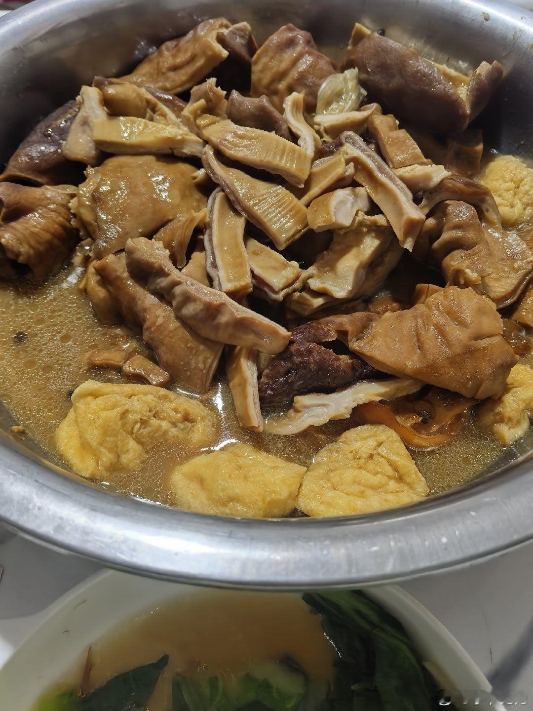 李爷减肥计划  减肥的第一百天。小伙伴们，这一锅卤猪肚，这个色香味，是不是北方年