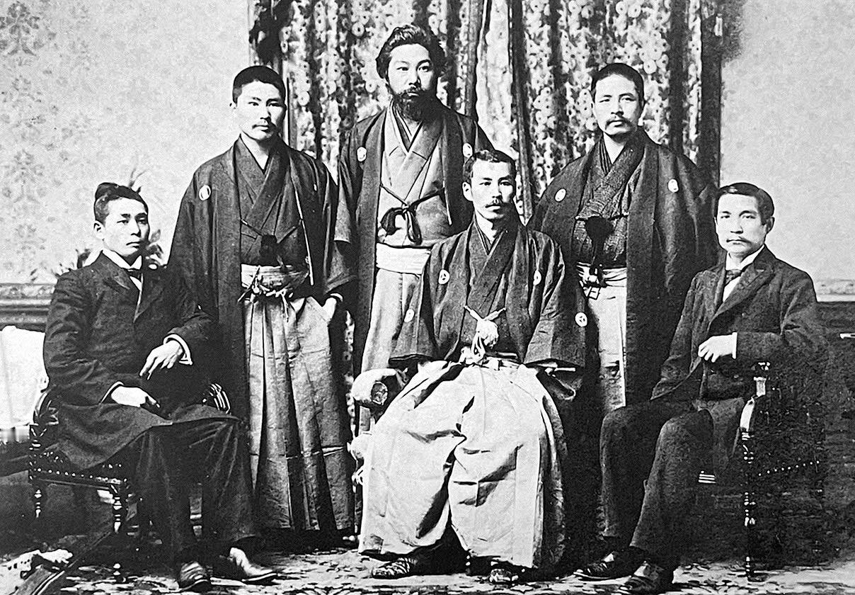 国父孙中山与东瀛友人合影，辛亥革命事实上得到了很多日本人的支持！

这也很好解释