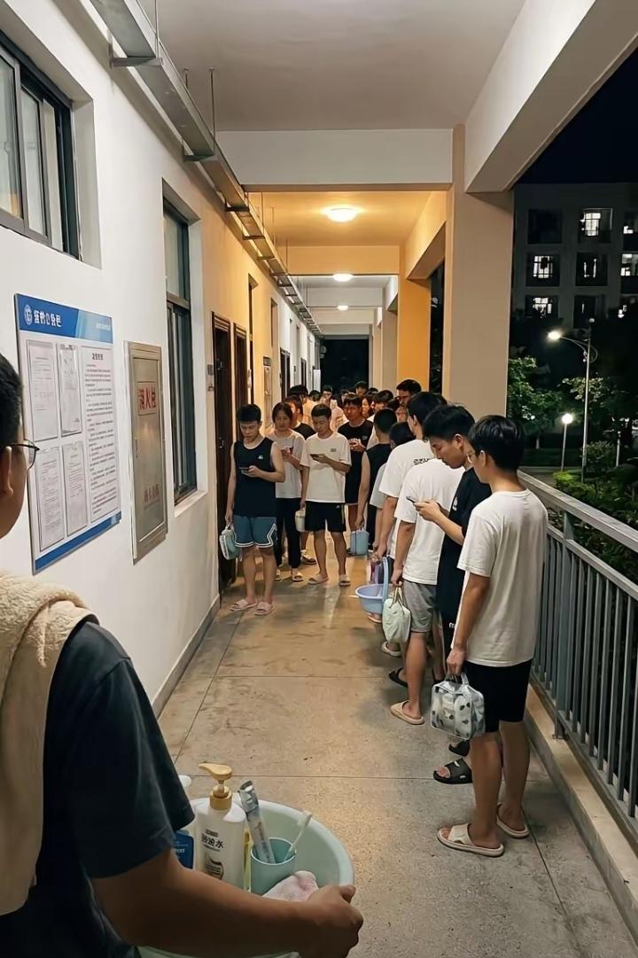 孩子在外地上学，昨晚十一点发来一张照片：宿舍楼下排队等洗澡。我第一反应是让他出去