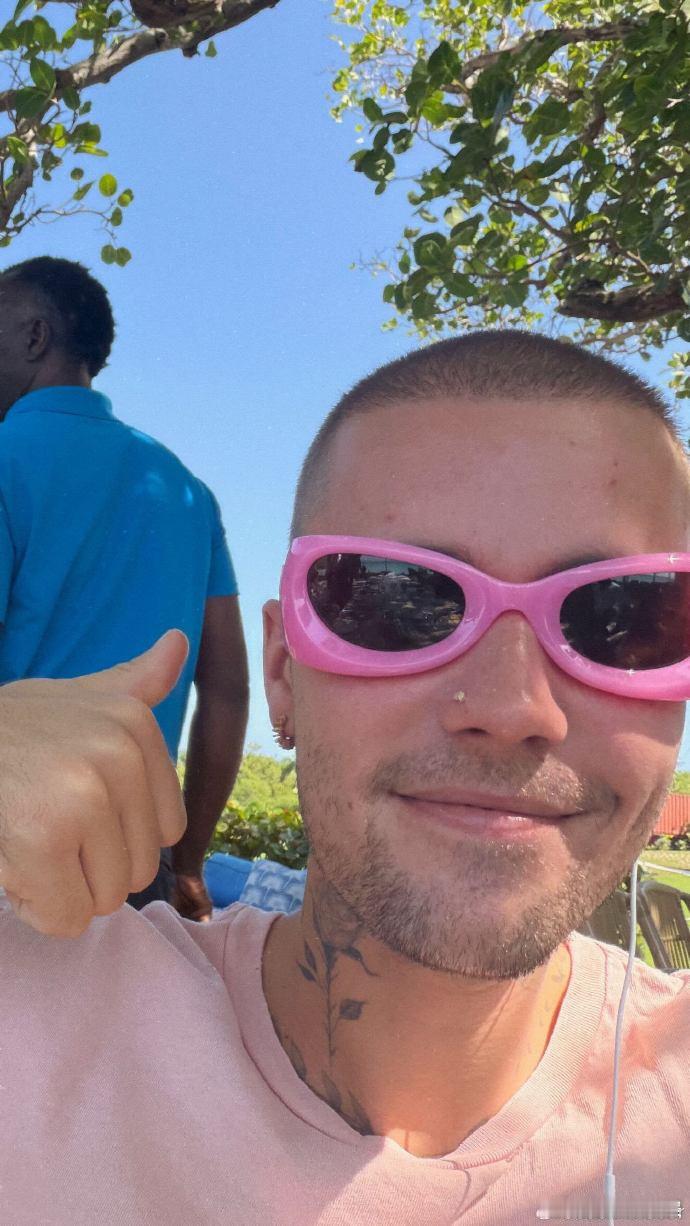 比伯和兔珑撞脸 比伯新自拍撞脸罗pd综艺《地球游戏厅》兔珑，还挺像！ ​​​