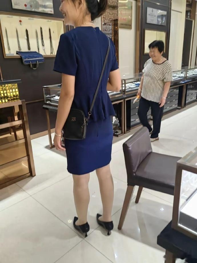 金店小姐姐为何总携带小包？原因何在？ 