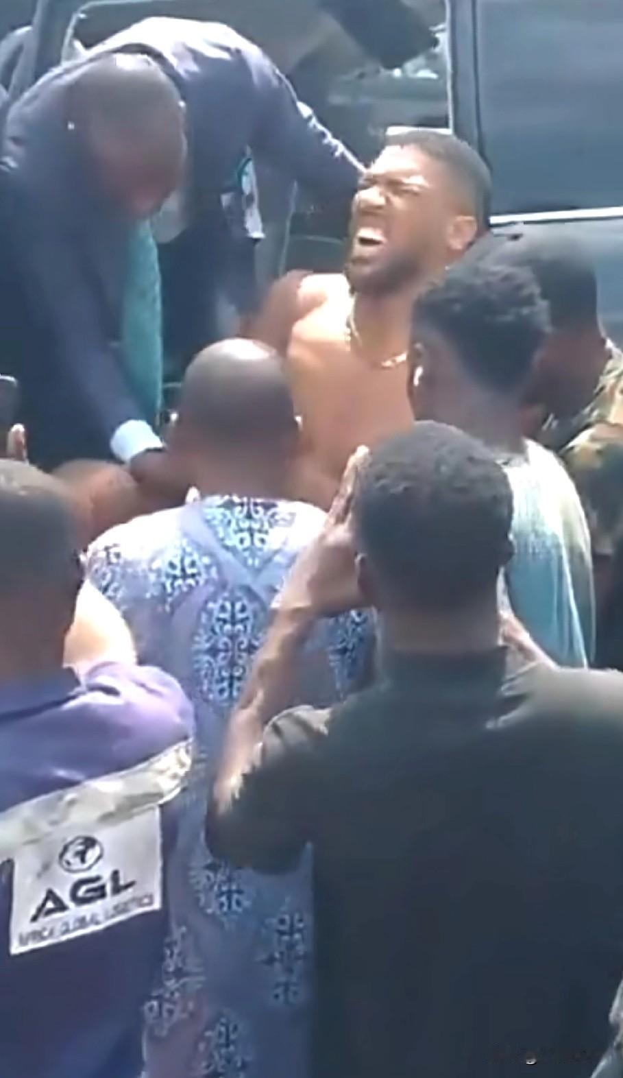 拳坛巨星约书亚在非州探亲途中出车祸了同行二死一重伤。好在约书亚平安不过也挺严重的