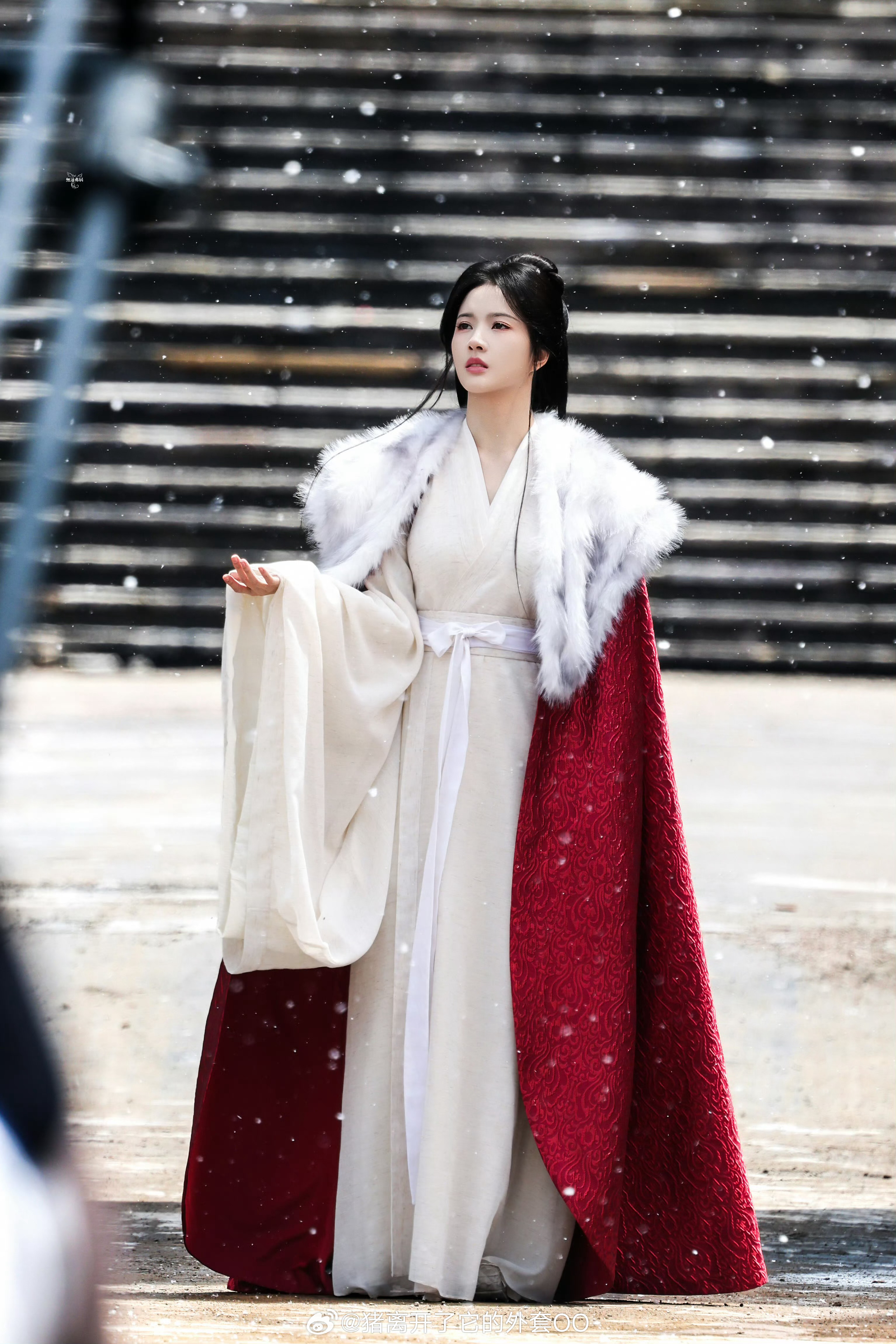刘些宁《归良辰》慕容钧雪地红衣路透，亡国公主既视感！