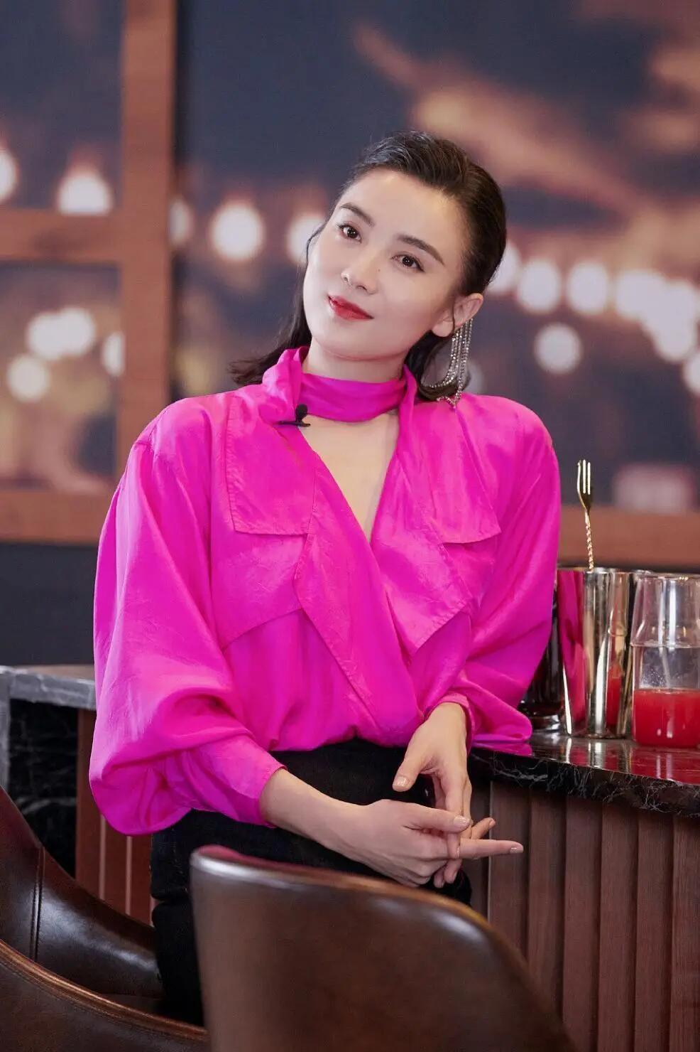 宋佳路人缘整体：死忠演技粉好感极强，普通路人两极分化，属于“作品滤镜拉满、私德旧