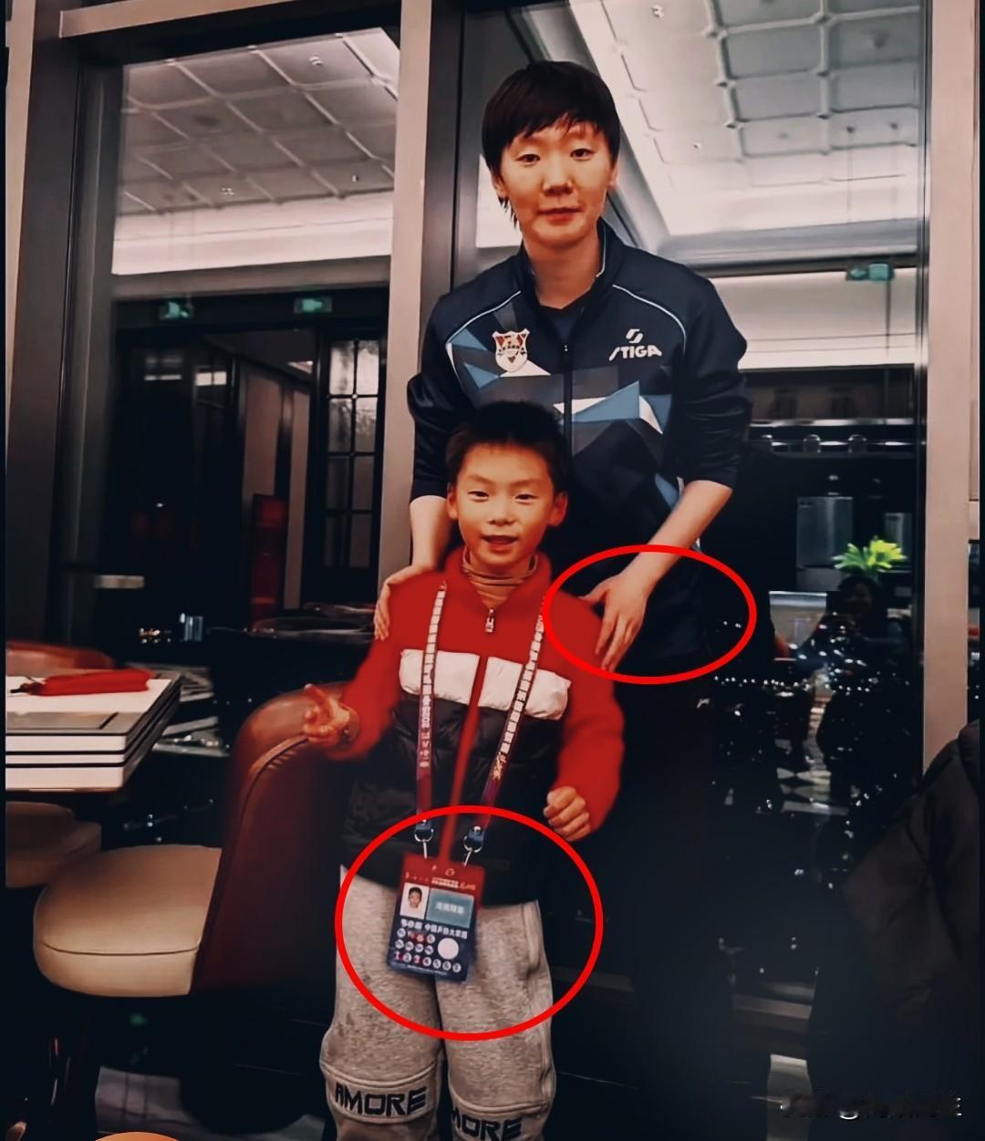 今天刷手机看到个有意思的事儿，
乒超总决赛那会儿，
有个小球童的家长晒了张合影。