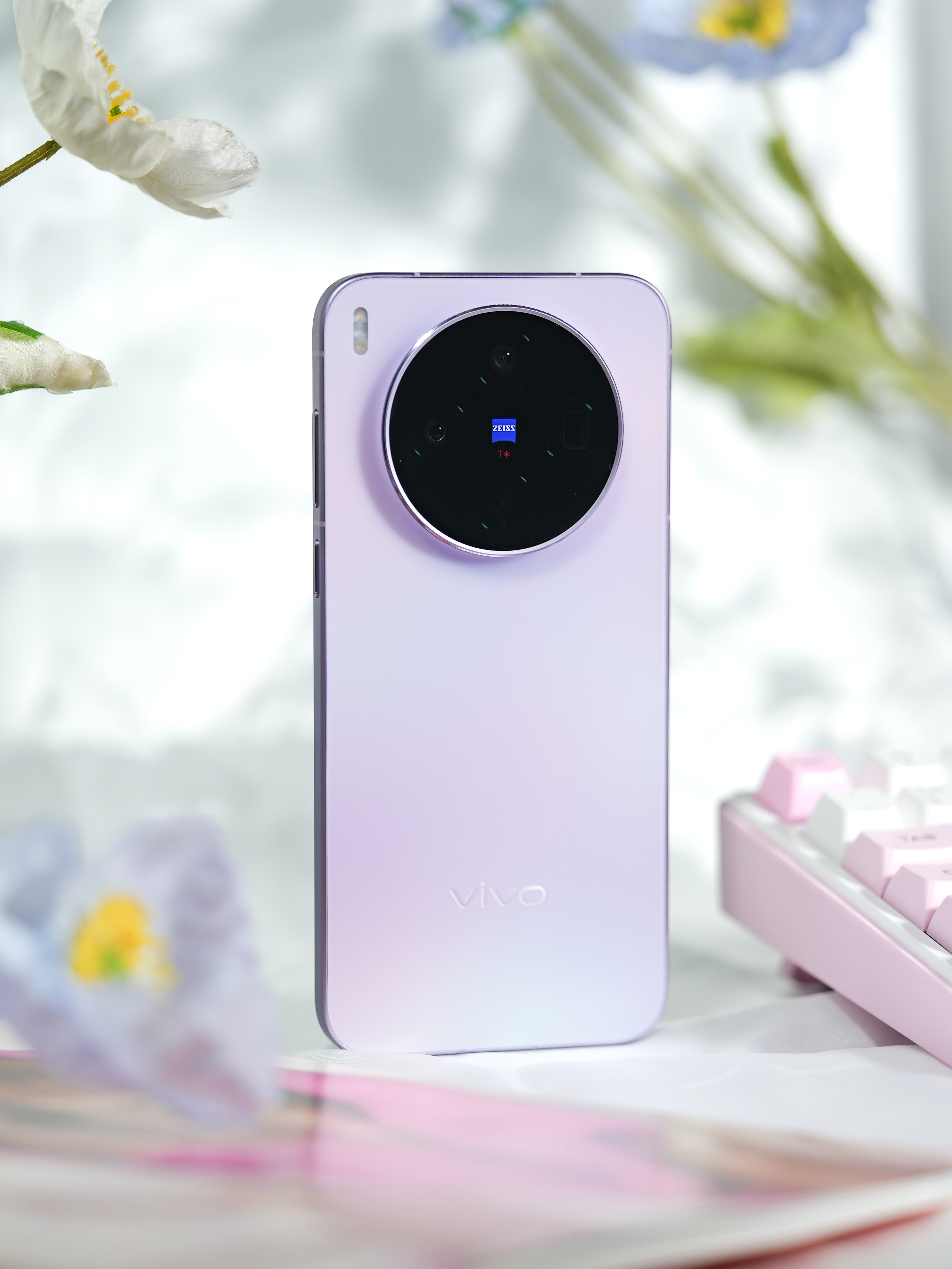 有幸提前拿到了vivoX300s梦核紫机身背面看上去不是普通的紫色，是有种紫中泛