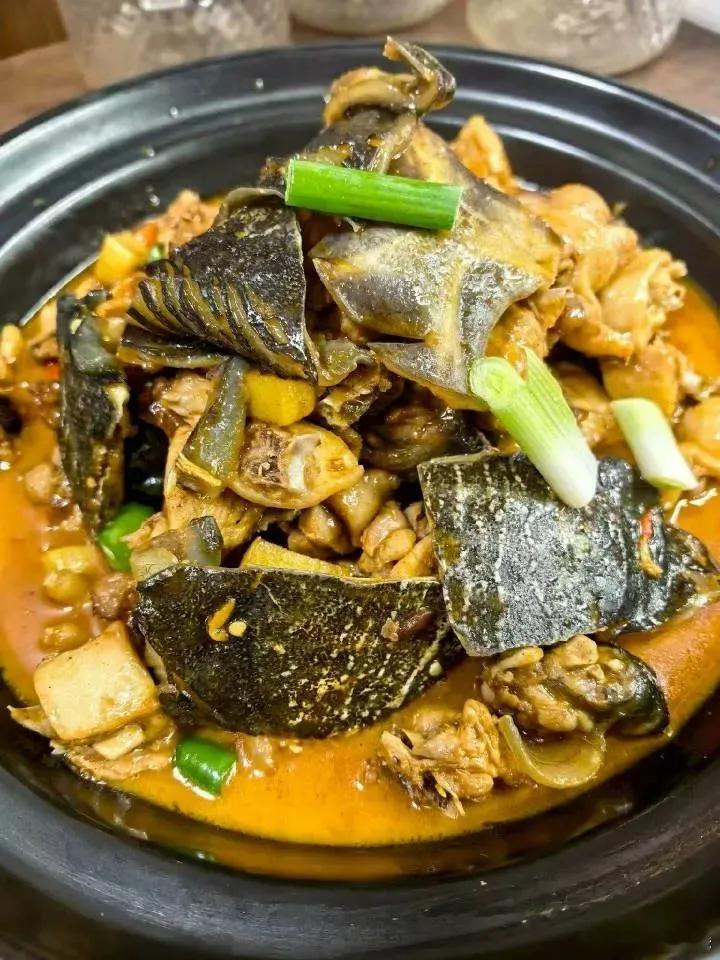 甲鱼煲，听说很补。 