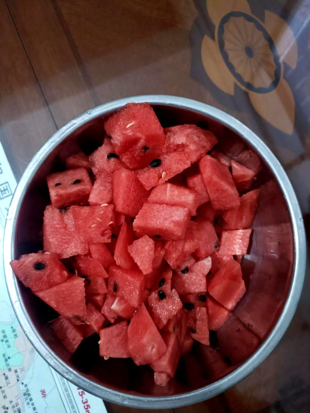 大热天一口冰西瓜下肚确实爽，但你可能不知道，这一口下去没准儿就是在跟“李斯特菌”