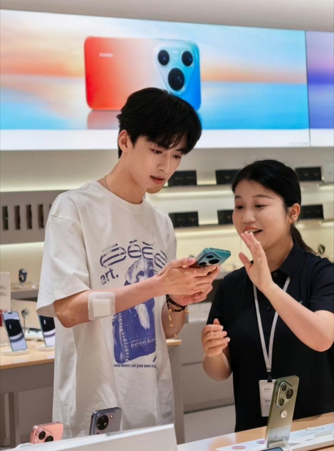 全重庆都在偶遇何洛洛555555是破晓色何洛洛 赵让 焉栩嘉都被拍到去买同款手机