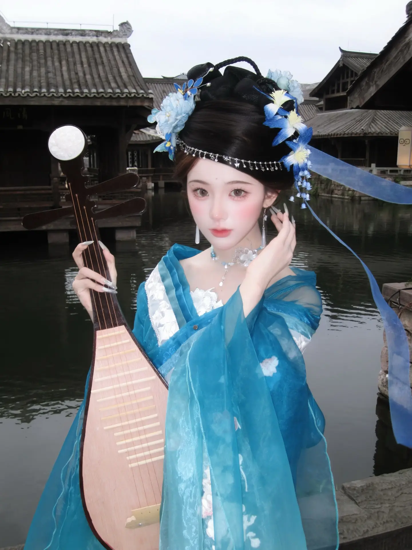 人间琴悠扬姑娘把谁记心上。