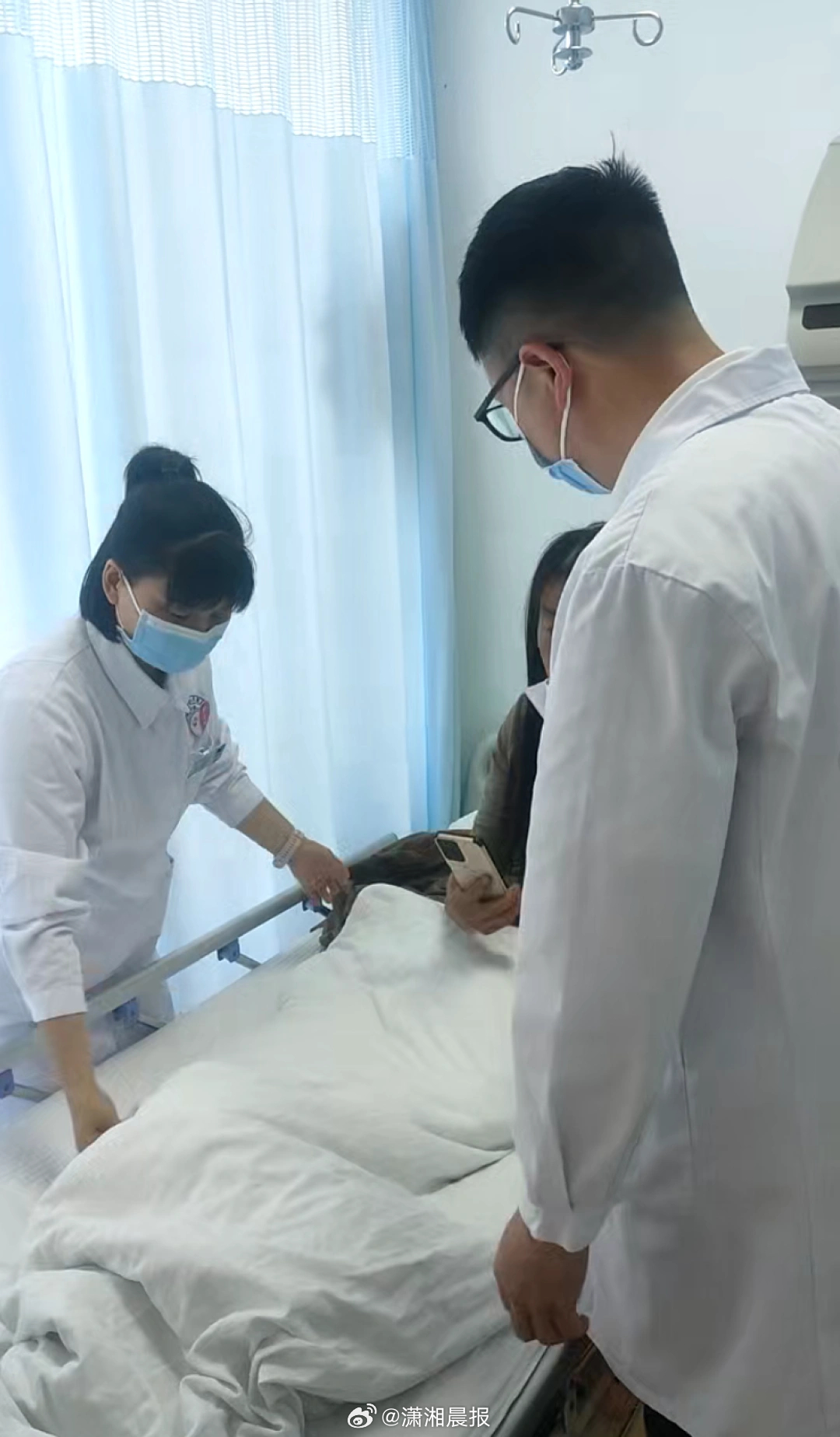 【浏阳烟花爆竹企业爆炸事故现场救援有序进行，幸存伤者讲述事发时情况】5月4日16