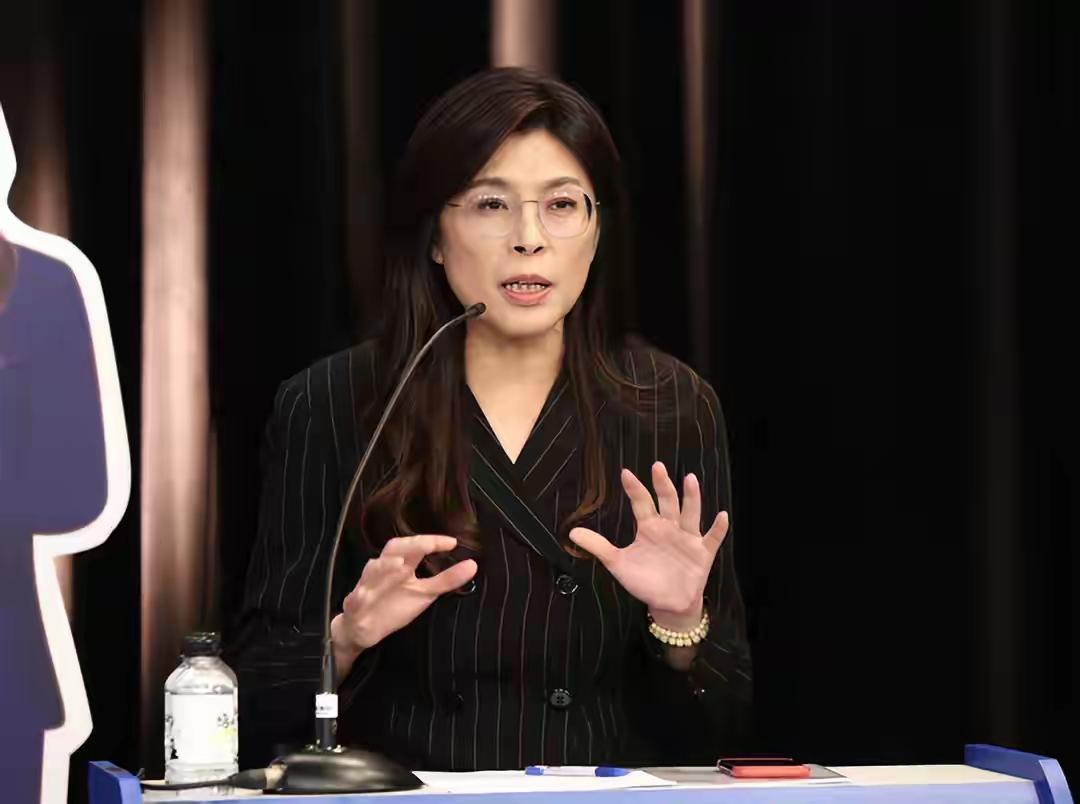 郑丽文成功当选了！
10月18日，国民党中央选监小组召集人连胜文正式宣布，郑丽文