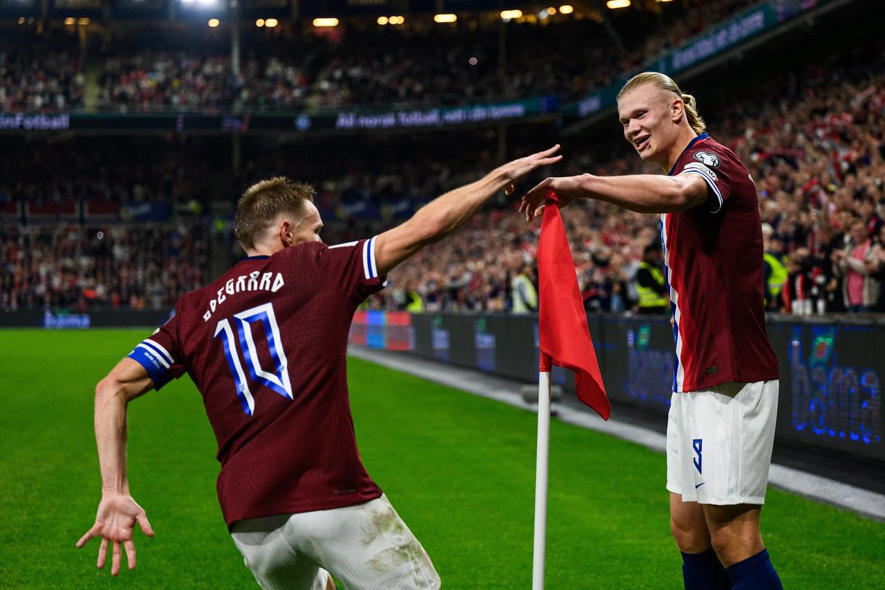 其实挪威打法比较立体，哈兰德擅长地面，索尔洛特和拉尔森擅长高空球，努萨也挺强，厄