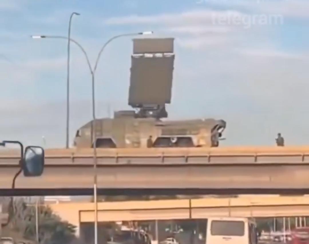 新闻快讯——伊朗西部多地出现直升机与战斗机活动迹象，有报道称多架战机低空飞行，防